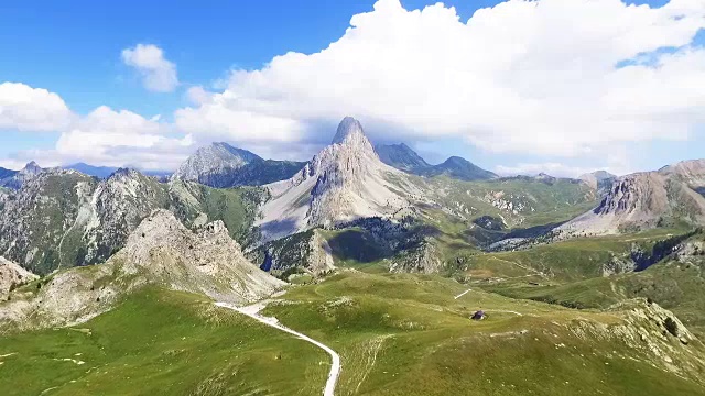 詳情圖-飛越綠色山谷在阿爾卑斯山，鳥瞰圖