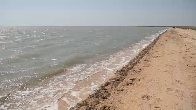 沙滩在一个阳光明媚的日子与海浪