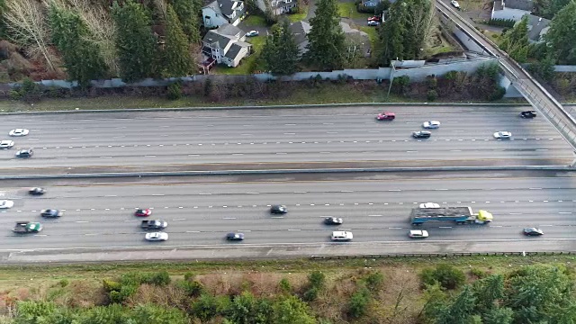 高速公路交通空中俯瞰沿着405州际公路南北行驶的汽车