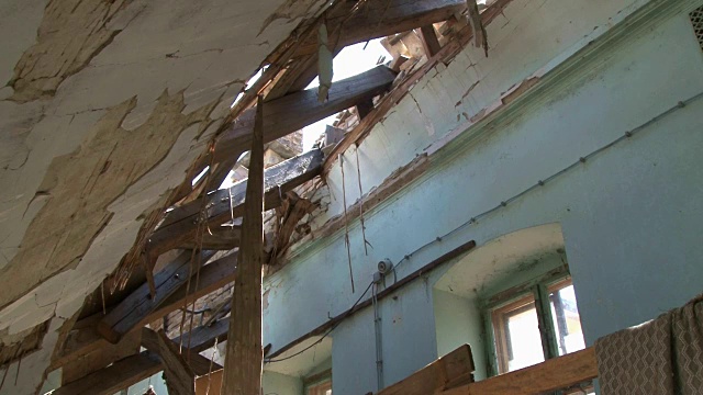 拆除建筑的屋顶