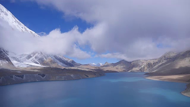 雪山和云的时间流逝