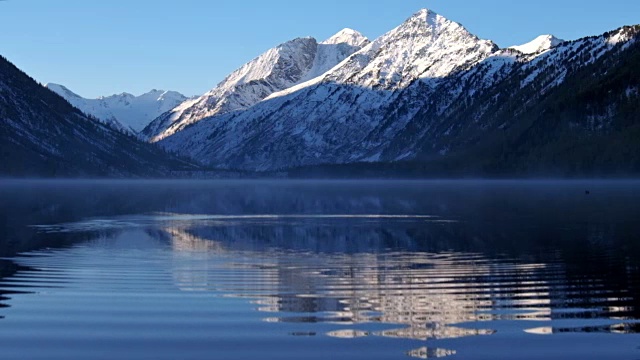 阿尔泰山脉下多恩斯科湖湖面上的圆圈