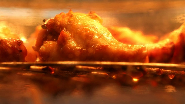极为接近的烹饪鸡腿烤架和烤热烤箱与烧伤和去除脂肪和油，4K Dci分辨率