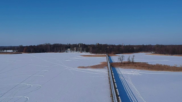 长木桥上的雪湖冰，鸟瞰图