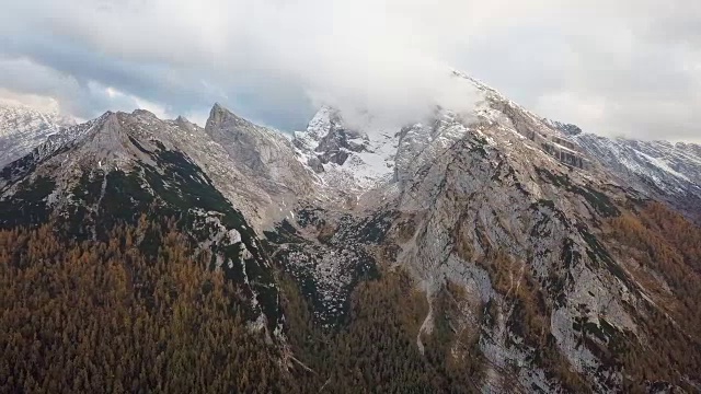 在德国伯希特斯加登拉姆绍的瓦兹曼和霍克卡尔特山脉附近飞行