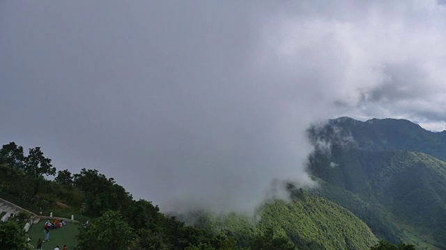 雪山和云的时间流逝
