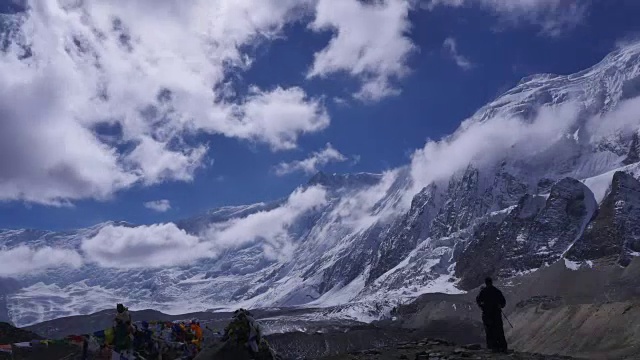 雪山和云的时间流逝