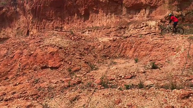 在土路上极限山地自行车