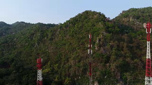 4k手机天线卫星在高山上空，由无人机拍摄。