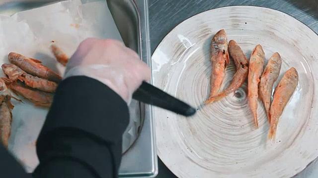 厨师在盘子里烹饪鱼