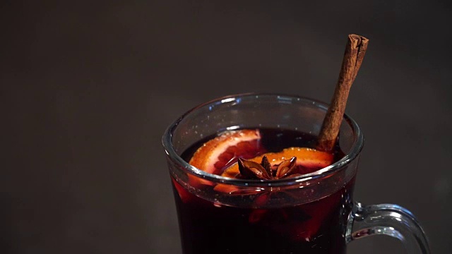 一杯热红酒，配水果和香料。加香料的热葡萄酒