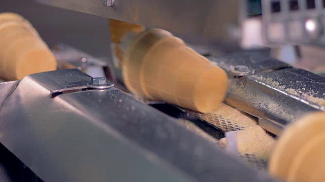 从传送带上去除冰淇淋威化杯的过程