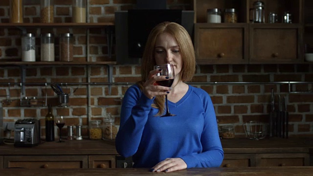 美丽的中年女人享受红酒
