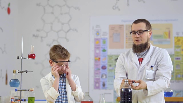 科学家准备用可乐和苏打水做实验
