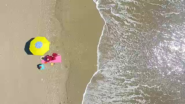 在沙滩上看书的美女