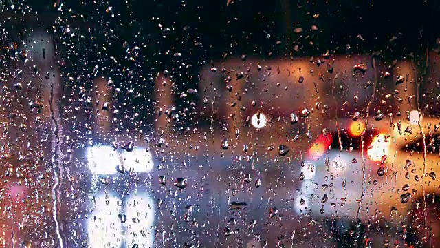 车窗上的雨滴的特写