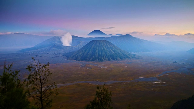 日落时的布罗莫火山，东爪哇，印度尼西亚
