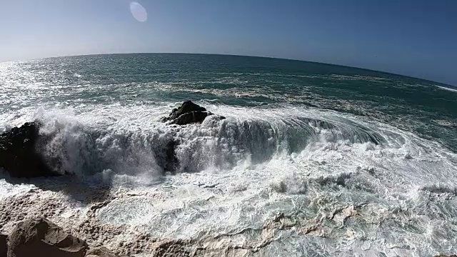 大西洋富尔特文图拉火山海滩上的大浪，缓慢的波浪，泡沫，4K