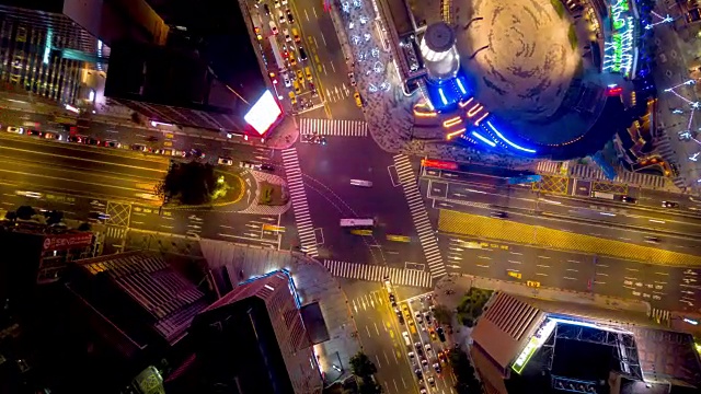 夜光照亮台北市区交通十字路口，空中俯瞰4k时间间隔的台湾