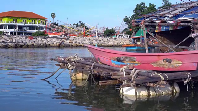 停泊在海湾的渔船