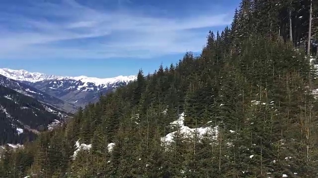 滑雪胜地的升降椅