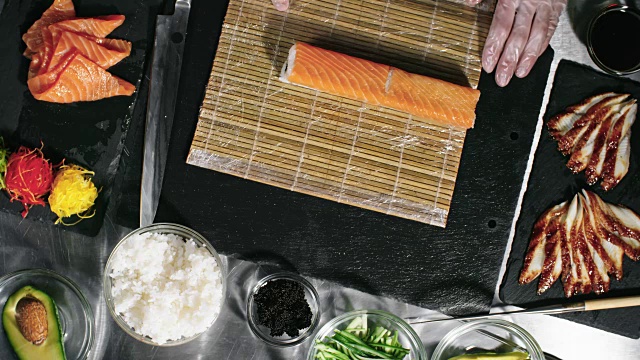 詳情圖-專業(yè)廚師制作壽司卷