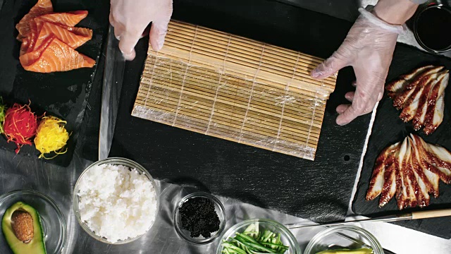 詳情圖-專業(yè)廚師制作壽司卷