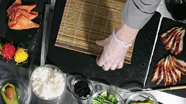 詳情圖-專業(yè)廚師制作壽司卷