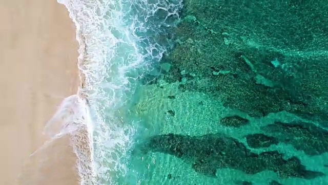 詳情圖-鳥瞰圖海浪撞擊白沙海灘的局部海岸線在夏季海灘日與珊瑚礁