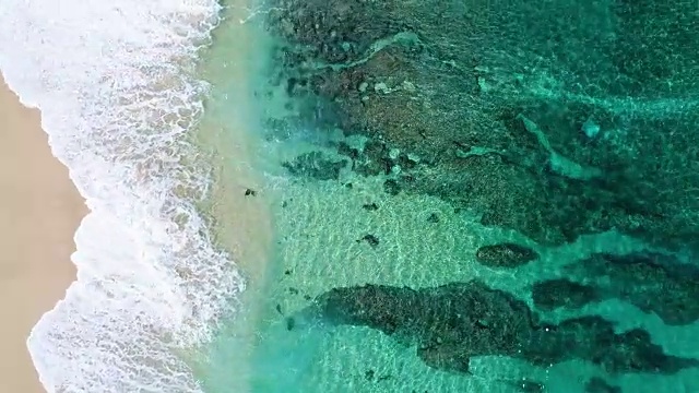 詳情圖-鳥瞰圖海浪撞擊白沙海灘的局部海岸線在夏季海灘日與珊瑚礁