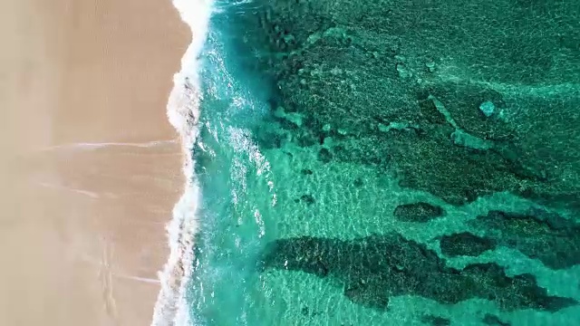 詳情圖-鳥瞰圖海浪撞擊白沙海灘的局部海岸線在夏季海灘日與珊瑚礁