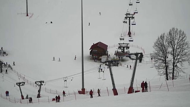 滑雪场斜坡的全景，