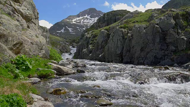 风景优美的山河从附近的冰川奔流而出