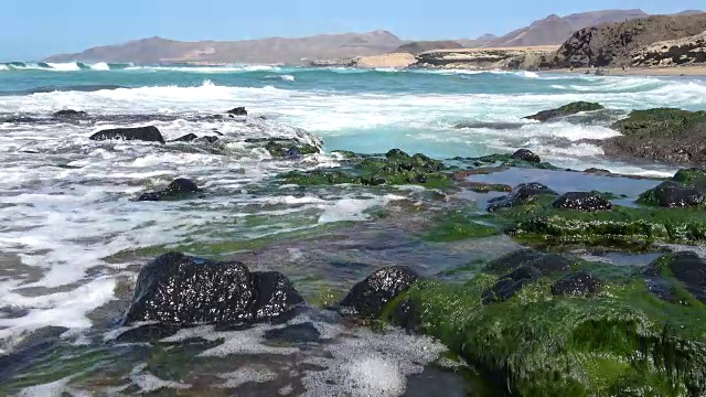 火山海滩上的大浪，汹涌的巨浪，瀑布，La Pared, Fuerteventura, 4K