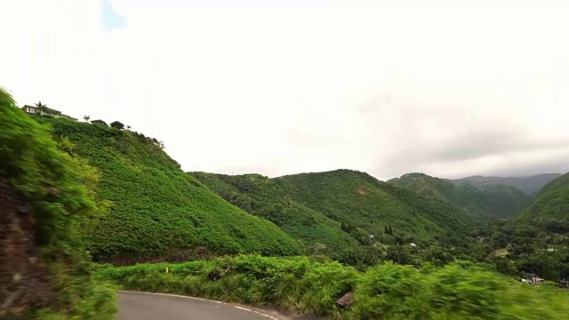 沿着夏威夷毛伊岛的海岸线Car POV到哈纳岛的偏远蜿蜒公路