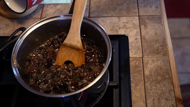 在热炉上搅拌葡萄干饼