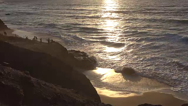 日落时分沙滩上的波浪，La Pared, fuerteventura