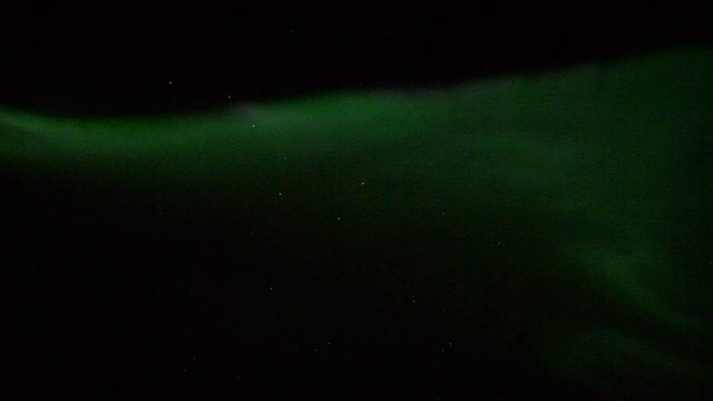 大熊星座夜空中的实时北极光