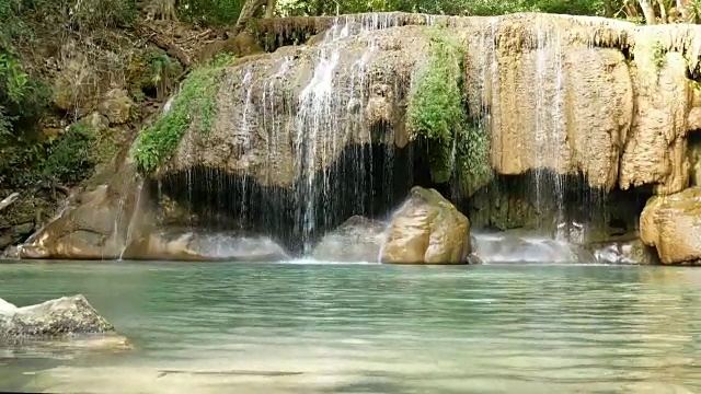 四面瀑布是泰国北碧府著名的旅游景点。四面瀑布是位于热带雨林中的瀑布，深受泰国和外国游客的喜爱。