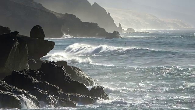 大浪上的火山岩，汹涌的巨浪，岩石海岸，富尔特文图拉，4K