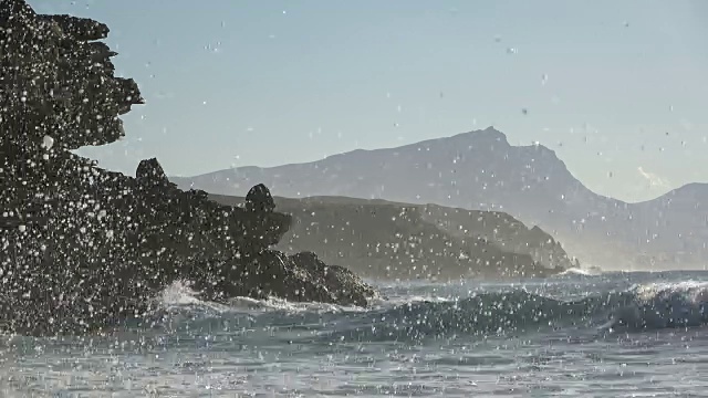 大浪上的火山岩，汹涌的巨浪，岩石海岸，富尔特文图拉，4K