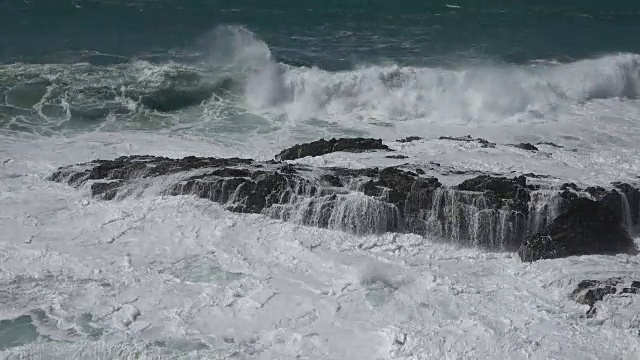 火山海滩上的大浪，汹涌的巨浪，冲浪者的天堂，富尔特文图拉，4K