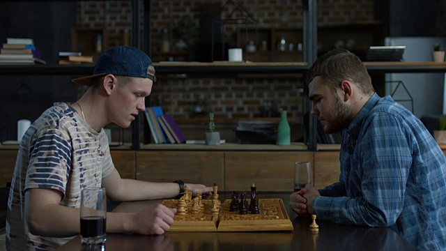 沉思的棋手在思考游戏策略