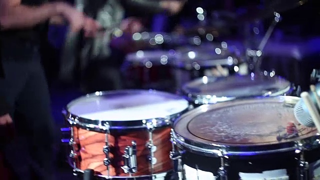 音乐家们打鼓