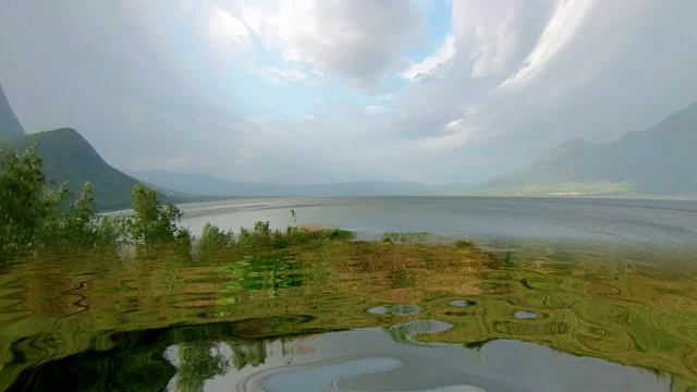 水反射的彩色山全景