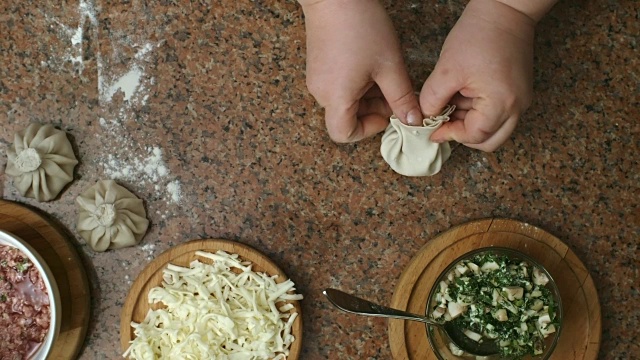 俯视图厨师制作Khinkali