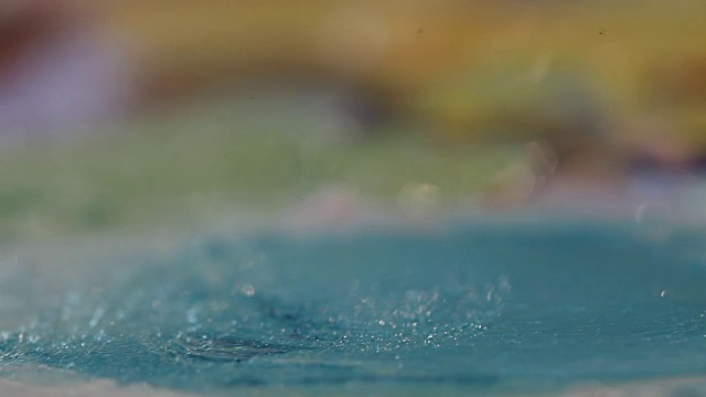 艺术家在工作室里画一幅油画，画家在工作，创造者制作一件艺术品，刷子和颜料