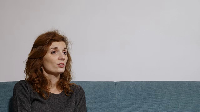 压力和焦虑的女人与精神分析学家交谈