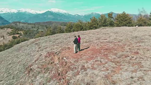 航拍:一对背包客在山上徒步旅行