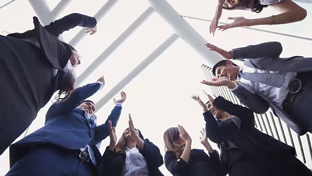 詳情圖-一群年輕的商界人士在現(xiàn)代都市外攜手共進(jìn)，成功與團(tuán)隊合作的理念